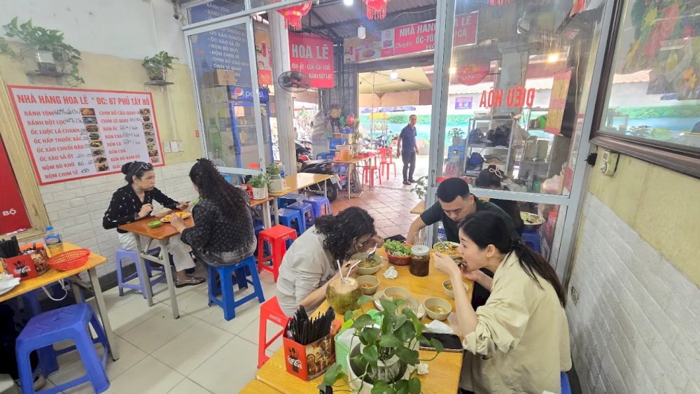 Không gian quán Hoa Lê